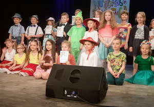 Dzieci śpiewające w kategorii dzieci w wieku 7-9 lat.